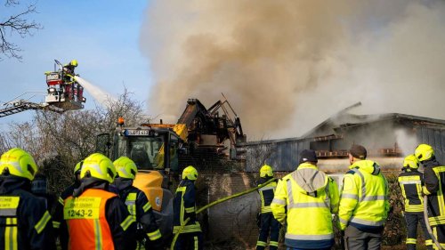 Feuerwehr kämpft gegen Großbrand – riesige Rauchwolke (Fotos)
