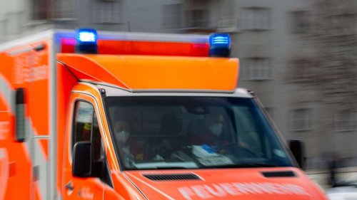 Auto kommt von Straße ab und fährt gegen Laterne: Verletzte
