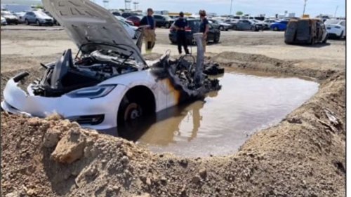 Tesla: US-Feuerwehr kann brennendes E-Auto nicht löschen - und greift zu unkonventionellem Trick