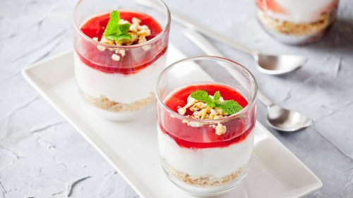 Das beste Blitz-Dessert aller Zeiten: Cheesecake im Glas mit Erdbeeren