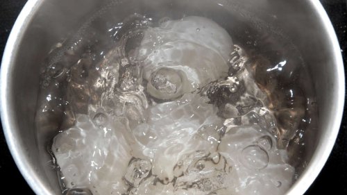 Wasser nach dem Eierkochen niemals in den Abfluss gießen – es ist ein Wundermittel