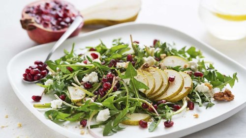 Löwenzahnsalat mit Birne und Frischkäse: Ein knackiger Frühlingsgenuss