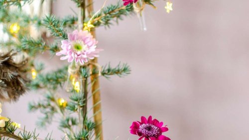 Weihnachtskugeln aus bunten Blüten basteln