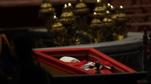 Leibarzt enthüllt letzte Minuten von Papst Franziskus: „Als er Wasser wollte, schlug Krankenschwester Alarm“