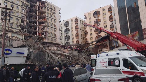 Mindestens 600 Tote: Heftige Erdbeben erschüttern die Türkei und Syrien – selbst Griechenland sichert Hilfe zu