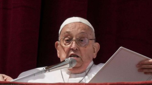 Video: Katholiken feiern gesundheitlich angeschlagenen Papst Franziskus auf Petersplatz
