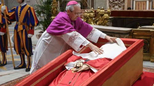 Kurz vor Papst-Beerdigung beigelegt: Mysteriöse Metallröhre im Sarg von Franziskus