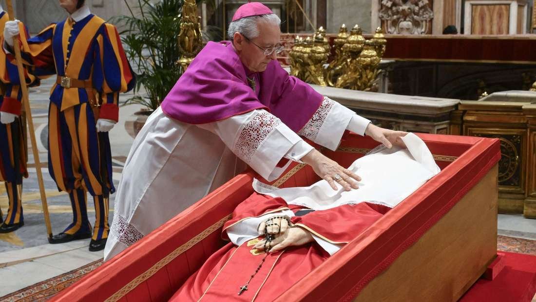 Nachts vor Papst-Beerdigung beigelegt: Mysteriöse Metallröhre im Sarg von Franziskus