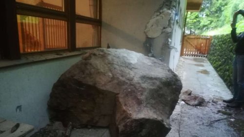 Verheerendes Unwetter in Italien sorgt für Erdrutsch in Südtirol: Fels donnert auf Terrasse von Kindergarten