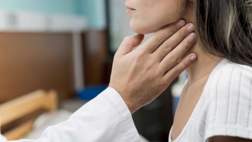 Hashimoto und Schilddrüsenüberfunktion: Symptome, die auf Erkrankung hinweisen