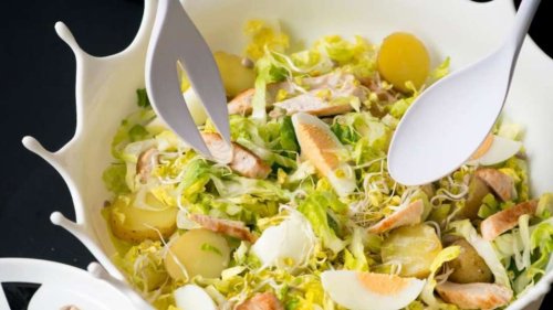 Dieser Kartoffelsalat mit Joghurt-Dressing schmeckt sommer-leicht