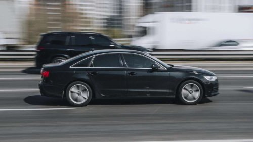 Audi-Raser sammelt hunderte Strafzettel in Schulzonen – das Bußgeld hat es in sich