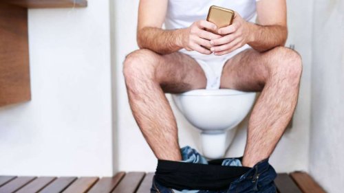 Warum man sein Handy niemals mit auf Toilette nehmen sollte