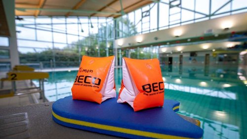 Pack die Badehose ein - immer mehr Menschen lernen schwimmen