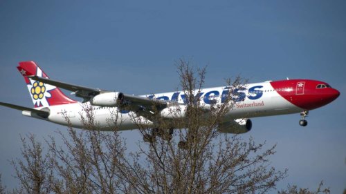 Flugzeug sackt plötzlich auf Startbahn ab – Video zeigt Zwischenfall