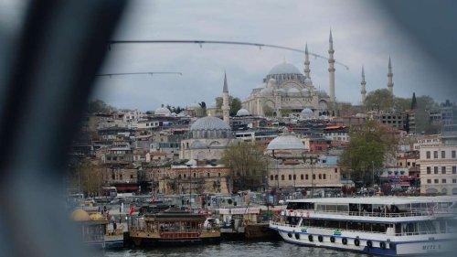Täglich um 20 Uhr: Wie Imamoglu-Anhänger mit Löffeln Erdogan herausfordern