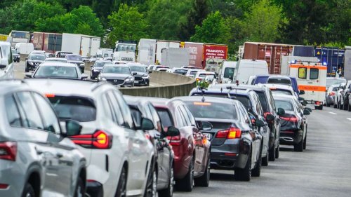 Stau auf der Fahrt in den Urlaub: Darf ich auf der Autobahn bei Stillstand aussteigen?