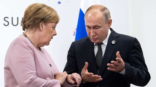 „Ich habe eine Frage“: Selenskyj-Berater erbost über Merkels „sehr erstaunliche“ Putin-Aussagen