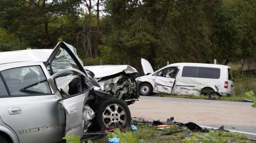 Autofahrer rammt drei Fahrzeuge bei folgenschwerem Unfall - Drei Menschen verletzt