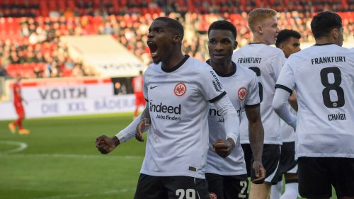 Slapstick-Eigentor und Nkounkou-Treffer: Eintracht Frankfurt gewinnt 2:1 in Heidenheim