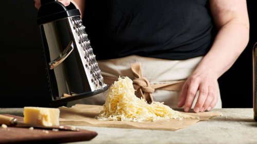 Der ultimative Tipp, um Käse leichter zu reiben: Sie brauchen nur Olivenöl