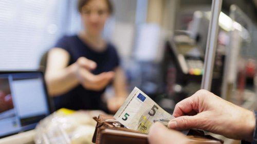 Deutsche sparen wieder mehr – Verbraucherschützer geben Tipps, falls das Geld knapp wird