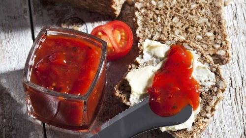 Fruchtig-scharfe Tomatenmarmelade selber machen – lecker aufs Brot oder zum Grillen
