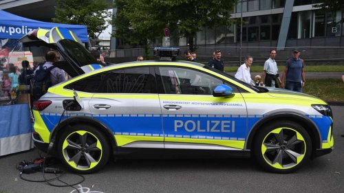 E-Auto-Chaos bei Polizei: Beamte laden Streifenwagen bei Aldi und Co.