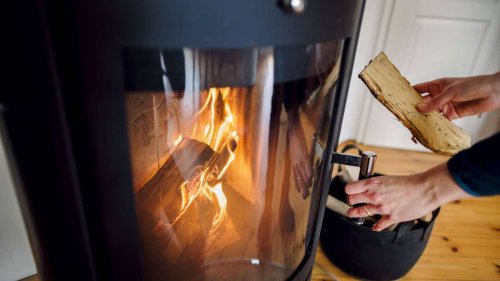 Bis zu 100.000 Euro Bußgeld: Welche Dinge Sie lieber nicht im Kaminofen verbrennen sollten