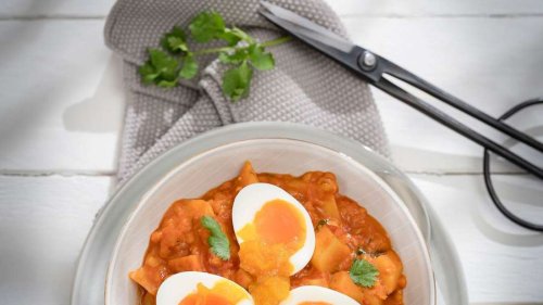 Mit Wurst oder wachsweichen Eiern: Linsen-Kartoffel-Curry