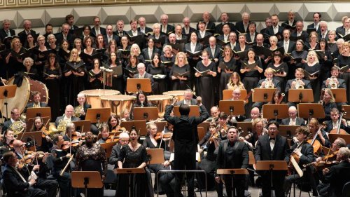 Verdis „Requiem“ im Kurhaus Wiesbdaen – Aida in der Kirche