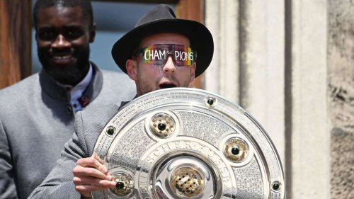 Goretzka strahlt bei Meisterfeier des FC Bayern – ein Detail sticht sofort ins Auge