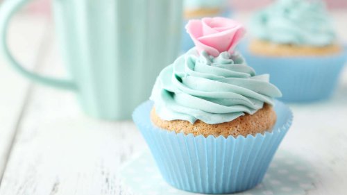 Versüßen Sie Ihre Gender-Reveal-Party mit rosa und blauen Cupcakes