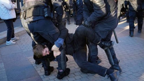 Putin erlässt Gesetz: Schwere Strafen für Deserteure und Kriegsdienstverweigerer - über 700 Festnahmen heute