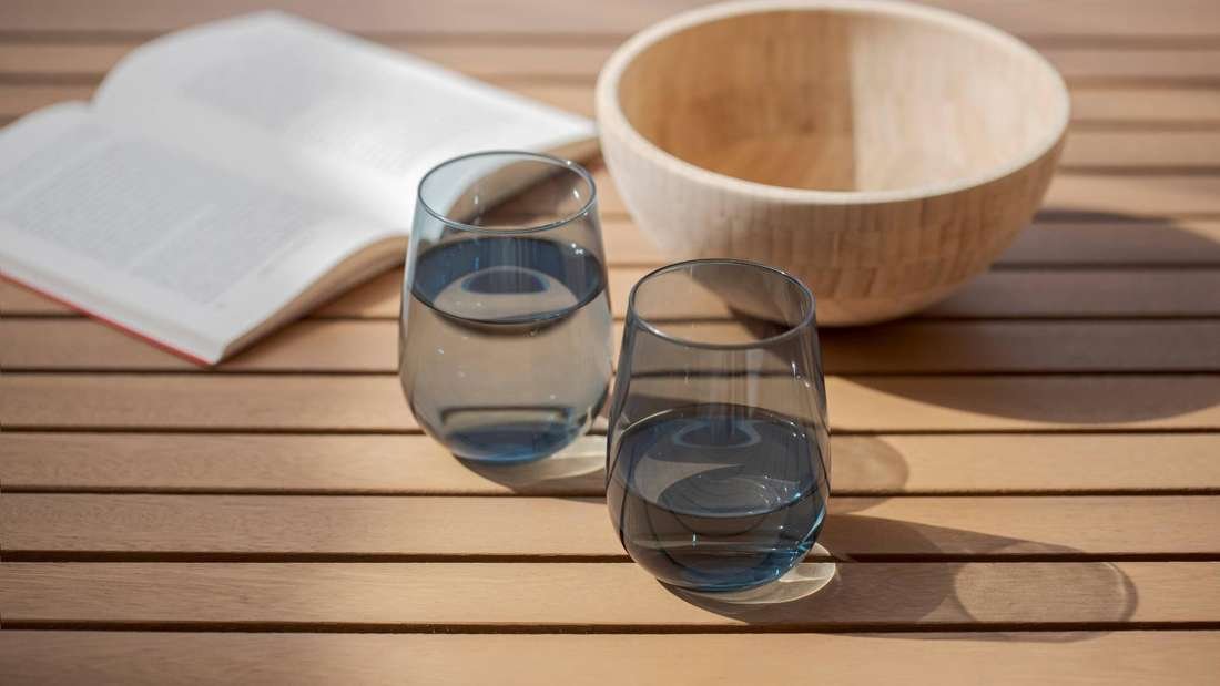 Wasserringe auf dem Holztisch – ein Hausmittel entfernt sie sicher
