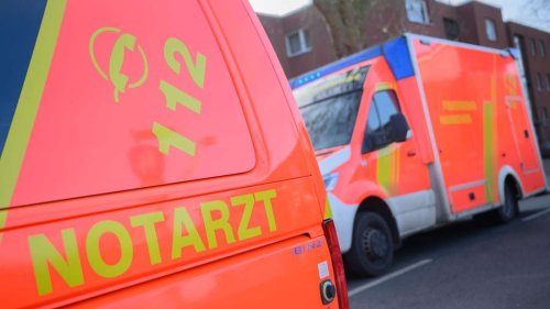 Rollerfahrer übersieht bremsendes Auto - schwer verletzt