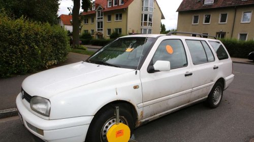 Video: Autowracks blockieren Parkplätze kostenlose Verschrottung wird ignoriert