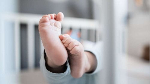 Paar erreicht Krankenhaus nicht rechtzeitig: Mutter bringt Kind auf Bundesstraße zur Welt