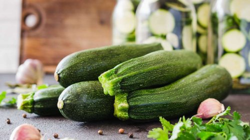 Zucchini fermentieren: Mit einem Himbeerblatt bleiben sie knackig