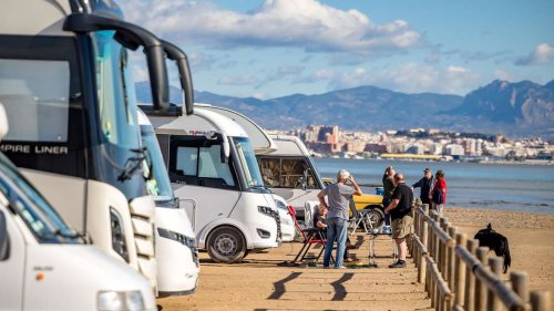 Camper überrollen Spaniens Küsten: Die Flut der Wohnmobile in Bildern