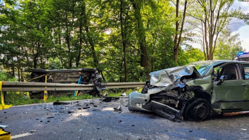 Tödlicher Unfall: Autos stoßen zusammen – Frau erliegt Verletzungen