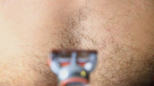 Brusthaare rasieren ohne Irritationen