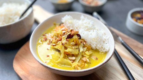 Dieses milde Weißkohl-Curry inklusive Trockenfrüchte stillt deine veganen Sehnsüchte