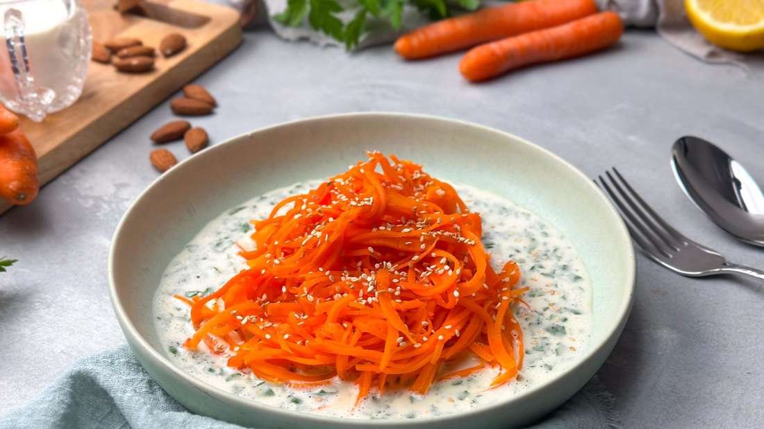 In nur 13 Minuten: Schnelle Karottenspaghetti mit Petersiliensauce
