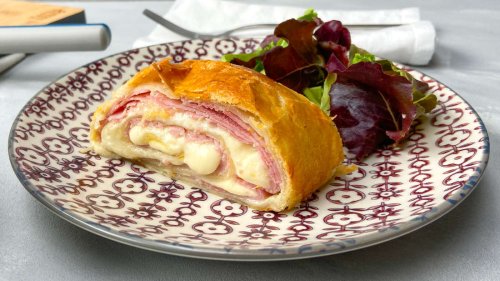 Dieser herzhafte Blätterteigstrudel mit Schinken und Käse ist blitzschnell zubereitet