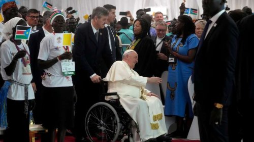 Papst trifft Flüchtlinge im Südsudan: „Leide mit euch“