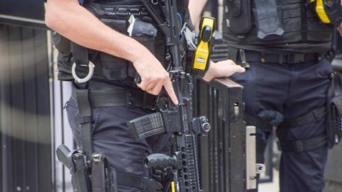 Nach Mordanklage gegen Kollegen: Londoner Polizisten geben Waffen ab – Militär rückt an