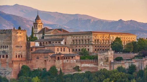 Granada, Brügge und sogar Venedig: Zehn Städtereisen in Europa für kleines Budget