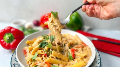 Bei dieser schnellen Chicken-Fajita-Pasta kommen alle Zutaten in einen Topf - basta