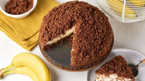 Veganer Maulwurfkuchen: Schokolade trifft auf eine cremige Füllung und Bananen